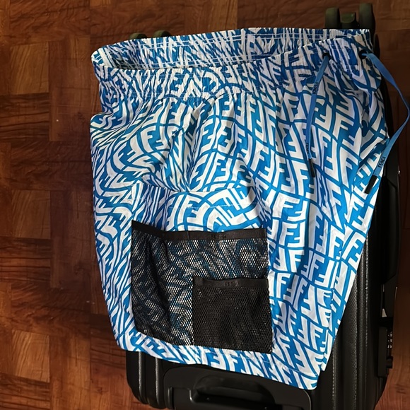 Fendi swim trunks men’s size 50 fits like a medium - Picture 4 of 5